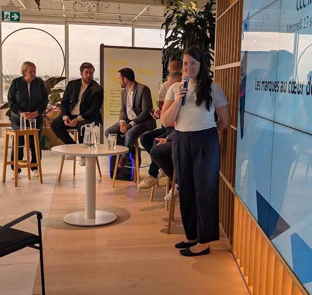 Une conférencière s’adresse aux membres lors d’un événement du SMCC