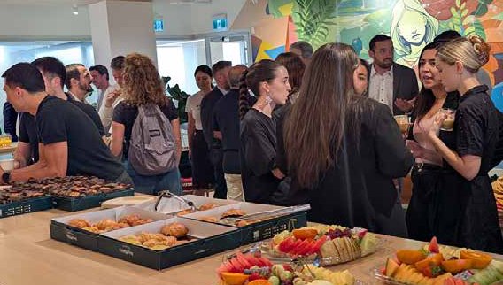 Réseautage autour d’un buffet